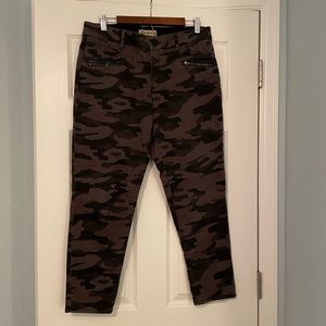Democracy “Ab” technology grey/black camouflage size 12 pants